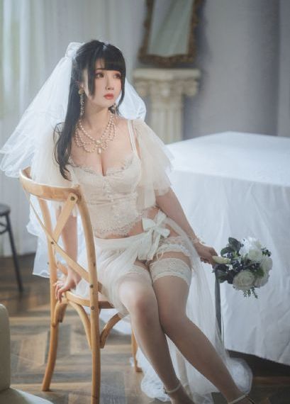 穿着清凉超市老板娘晒病历单